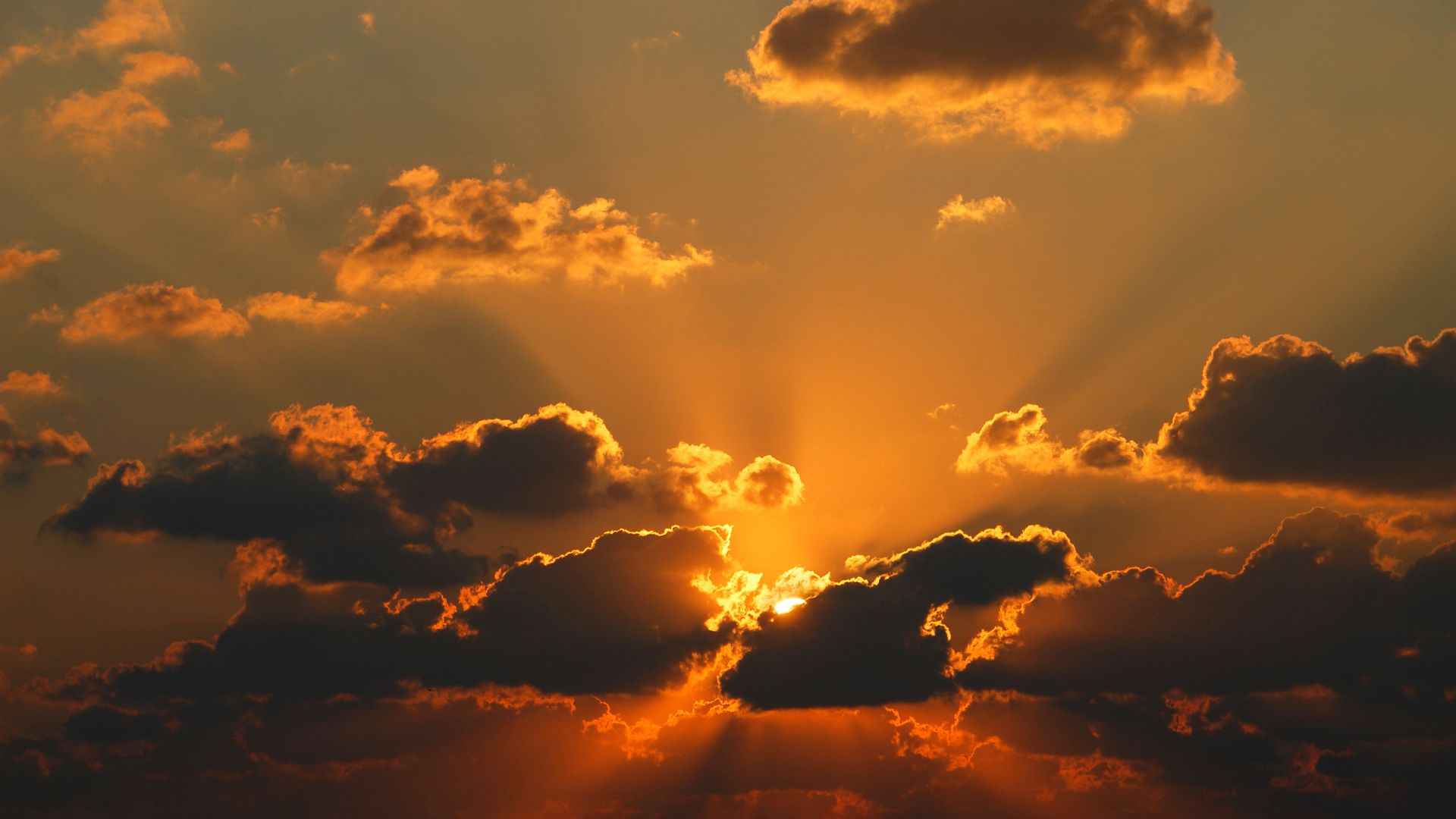 Widok na zachmurzone niebo przy zachodzie słońca – deizm odrzuca pieczę Boga nad takimi zjawiskami.