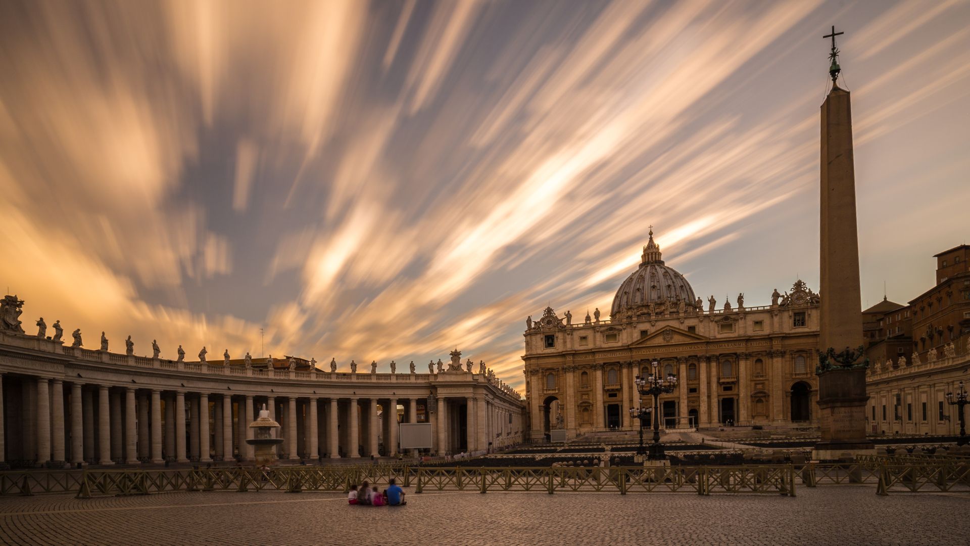Plac Świętego Piotra w Watykanie, gdzie od wieków toczy się historia Kościoła Katolickiego.