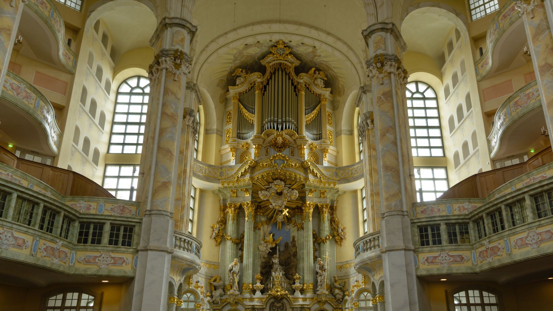 Wnętrze luterańskiej świątyni z widokiem na część główną.